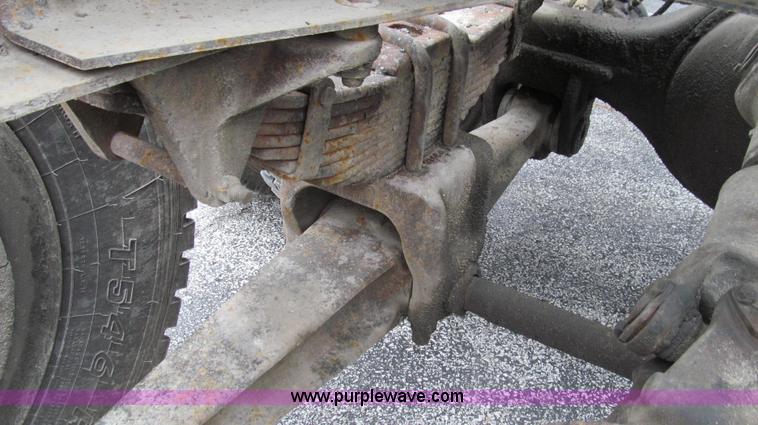 image for item E3901 1991 International 4900 semi truck