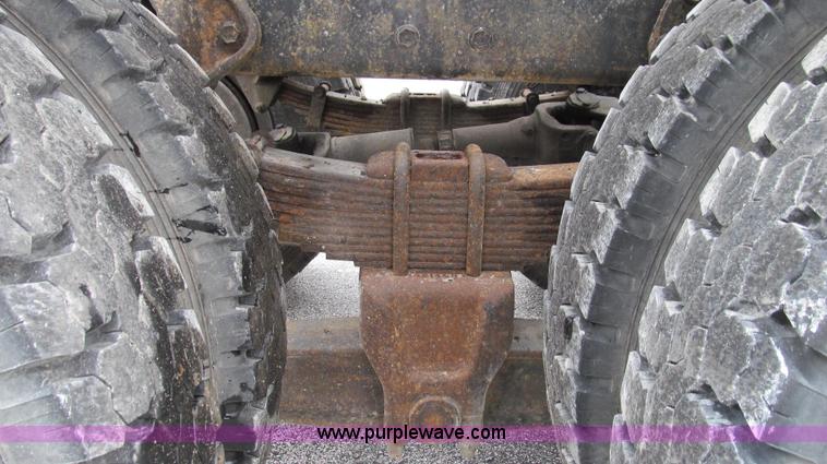 image for item E3901 1991 International 4900 semi truck