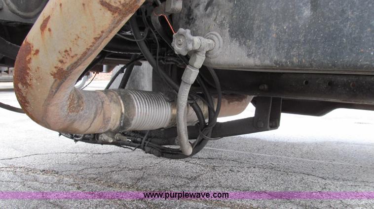 image for item E3901 1991 International 4900 semi truck