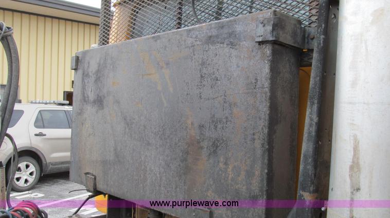 image for item E3901 1991 International 4900 semi truck