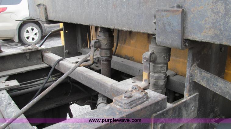 image for item E3901 1991 International 4900 semi truck