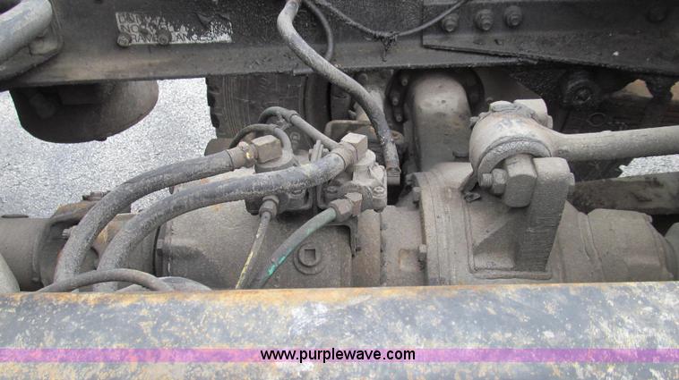 image for item E3901 1991 International 4900 semi truck