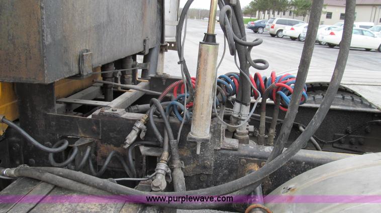 image for item E3901 1991 International 4900 semi truck