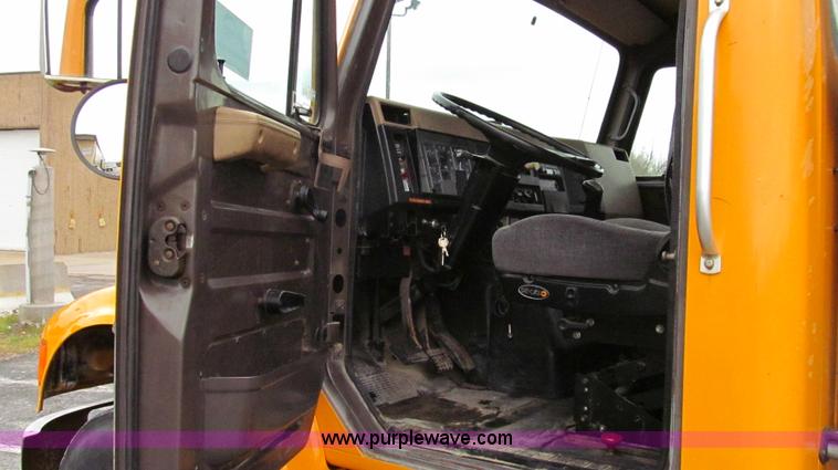 image for item E3901 1991 International 4900 semi truck