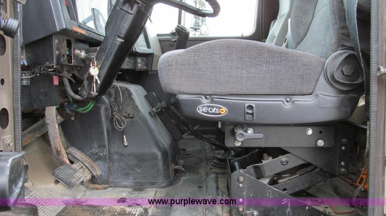 image for item E3901 1991 International 4900 semi truck