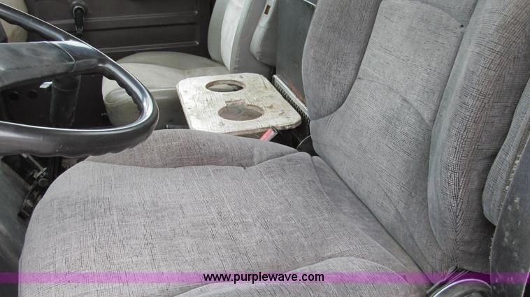 image for item E3901 1991 International 4900 semi truck