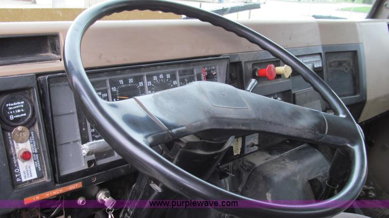 image for item E3901 1991 International 4900 semi truck