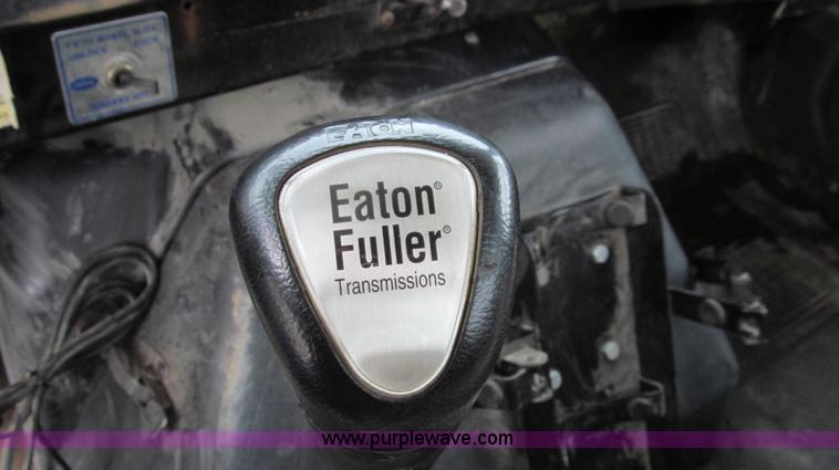 image for item E3901 1991 International 4900 semi truck