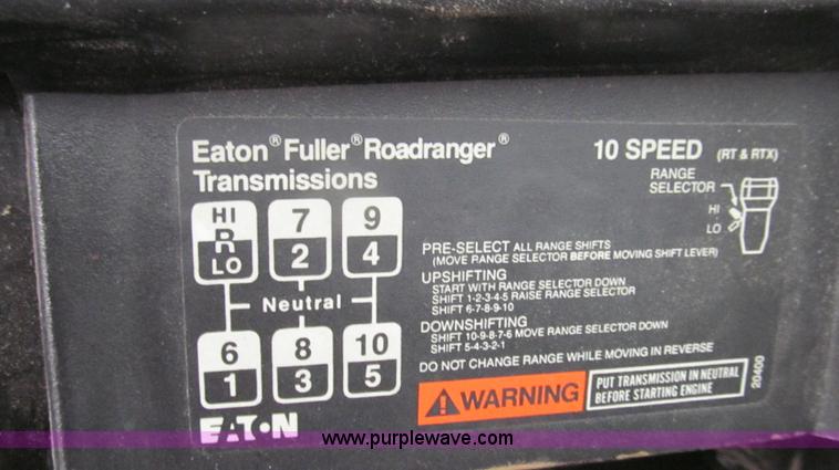 image for item E3901 1991 International 4900 semi truck