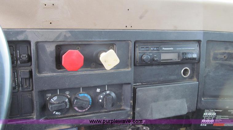 image for item E3901 1991 International 4900 semi truck