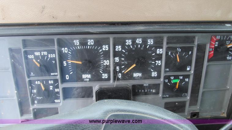 image for item E3901 1991 International 4900 semi truck