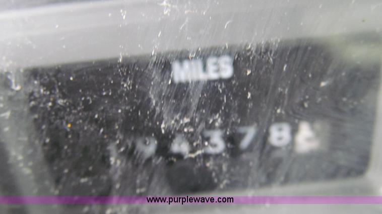 image for item E3901 1991 International 4900 semi truck