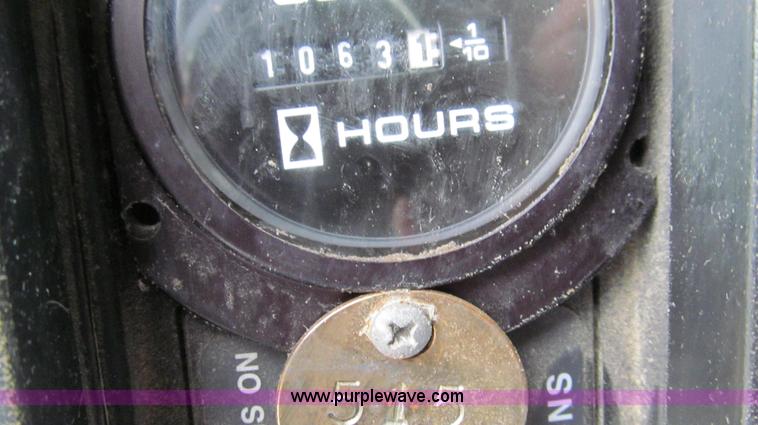 image for item E3901 1991 International 4900 semi truck