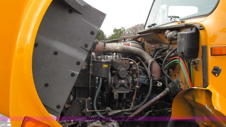 image for item E3901 1991 International 4900 semi truck