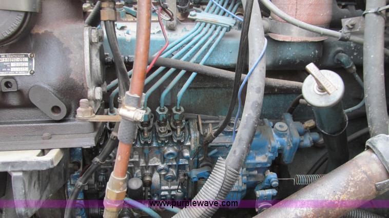 image for item E3901 1991 International 4900 semi truck