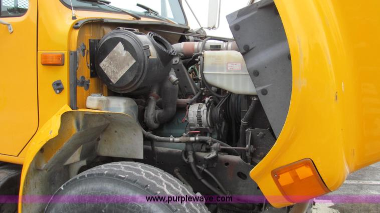 image for item E3901 1991 International 4900 semi truck