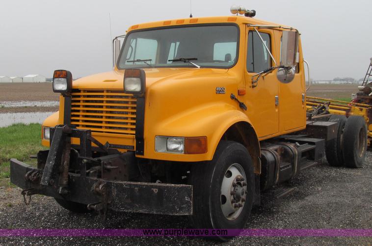 image for item E3902 2002 International 4900 CrewCab dump truck