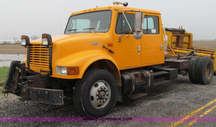 image for item E3902 2002 International 4900 CrewCab dump truck