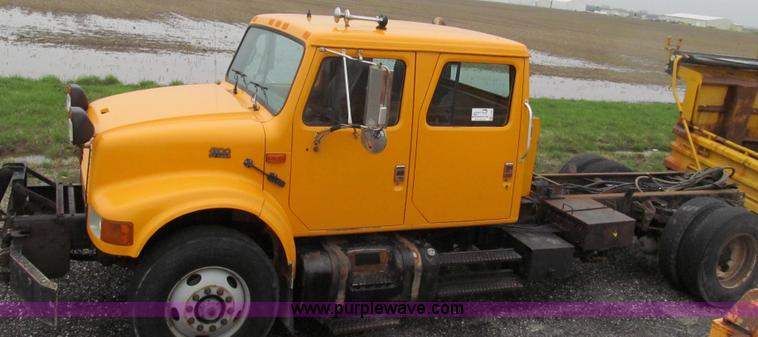 image for item E3902 2002 International 4900 CrewCab dump truck