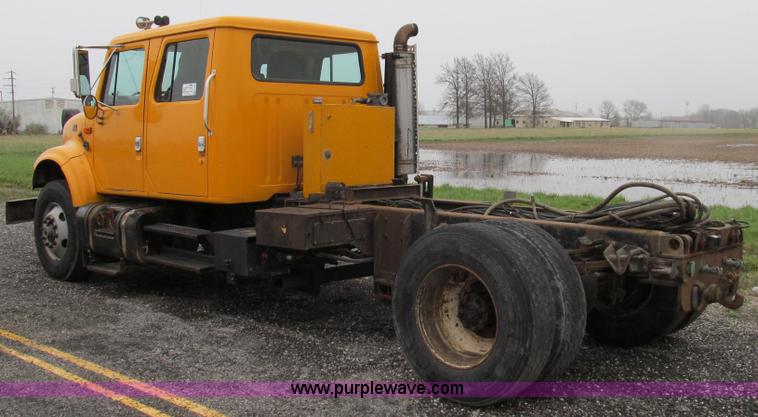 image for item E3902 2002 International 4900 CrewCab dump truck