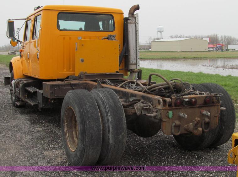image for item E3902 2002 International 4900 CrewCab dump truck