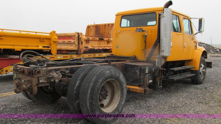 image for item E3902 2002 International 4900 CrewCab dump truck