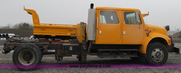 image for item E3902 2002 International 4900 CrewCab dump truck
