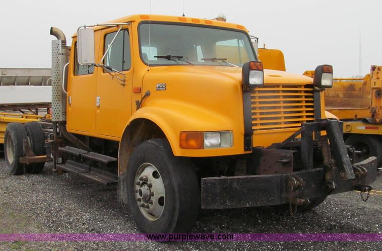 image for item E3902 2002 International 4900 CrewCab dump truck