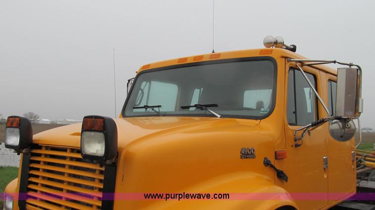 image for item E3902 2002 International 4900 CrewCab dump truck