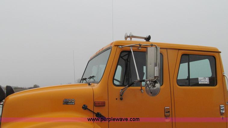 image for item E3902 2002 International 4900 CrewCab dump truck