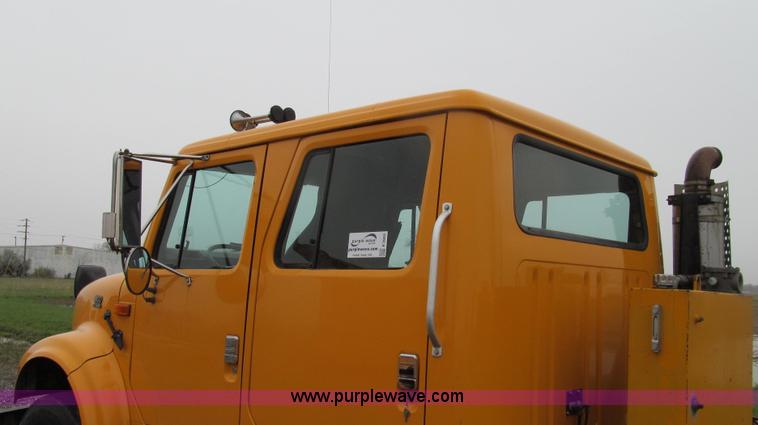 image for item E3902 2002 International 4900 CrewCab dump truck