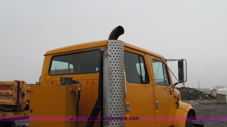 image for item E3902 2002 International 4900 CrewCab dump truck