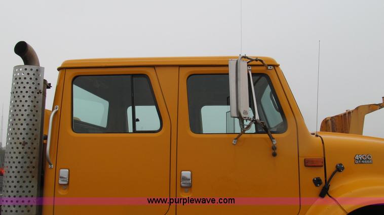 image for item E3902 2002 International 4900 CrewCab dump truck