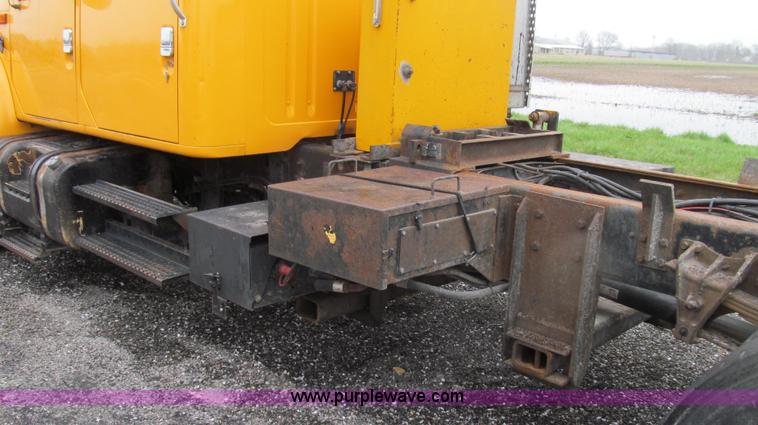 image for item E3902 2002 International 4900 CrewCab dump truck