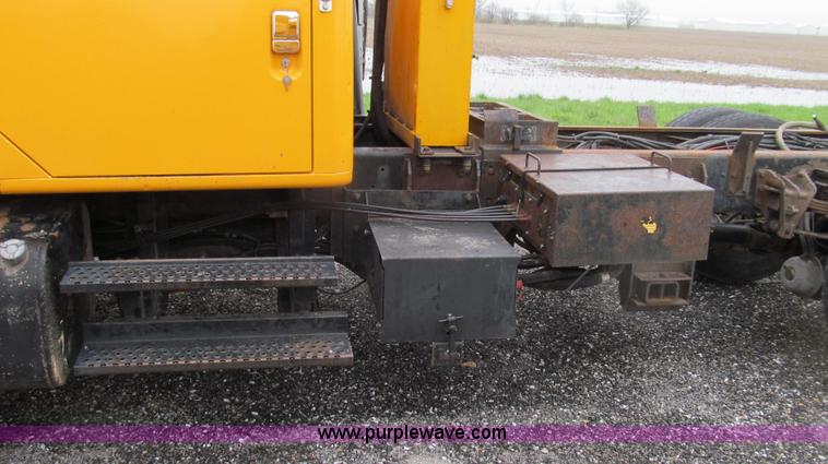 image for item E3902 2002 International 4900 CrewCab dump truck