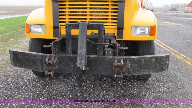 image for item E3902 2002 International 4900 CrewCab dump truck