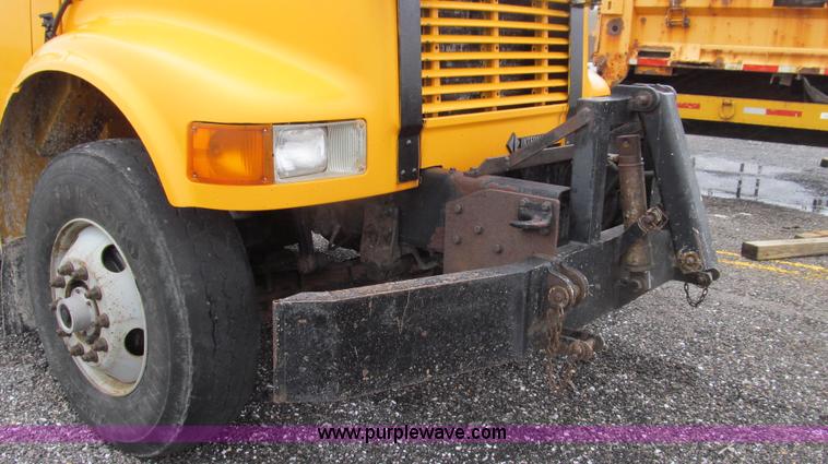 image for item E3902 2002 International 4900 CrewCab dump truck