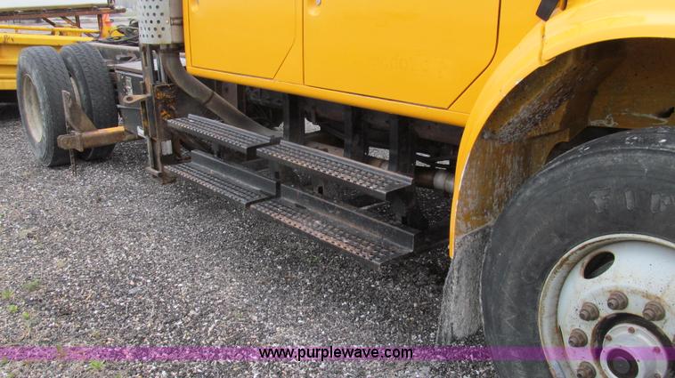 image for item E3902 2002 International 4900 CrewCab dump truck