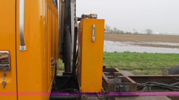 image for item E3902 2002 International 4900 CrewCab dump truck