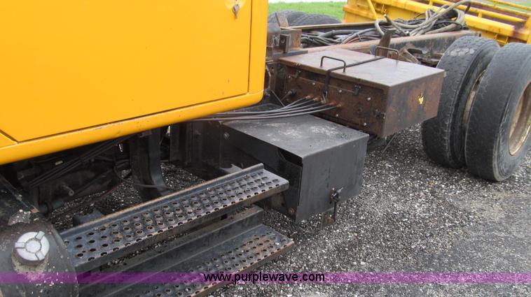 image for item E3902 2002 International 4900 CrewCab dump truck