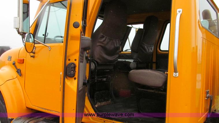 image for item E3902 2002 International 4900 CrewCab dump truck