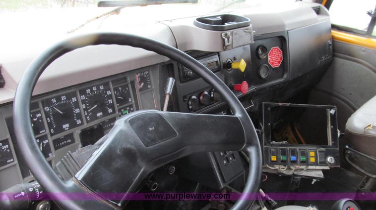 image for item E3902 2002 International 4900 CrewCab dump truck