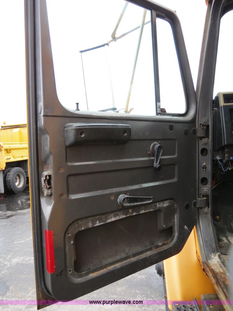 image for item F4341 1995 International 4900 Crew Cab dump truck