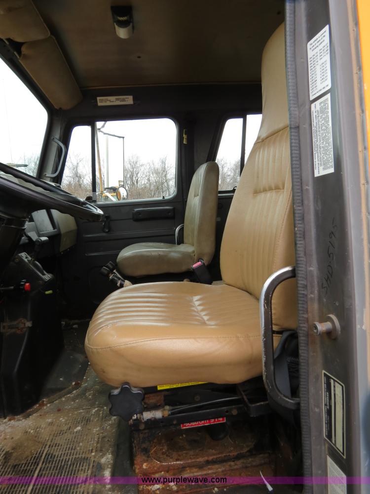 image for item F4341 1995 International 4900 Crew Cab dump truck