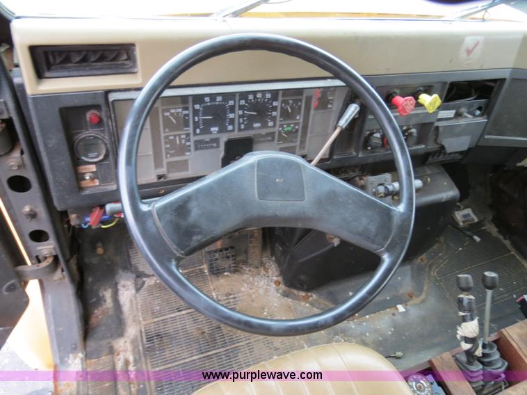 image for item F4341 1995 International 4900 Crew Cab dump truck