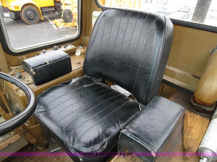 image for item F4343 1990 Caterpillar 910 wheel loader