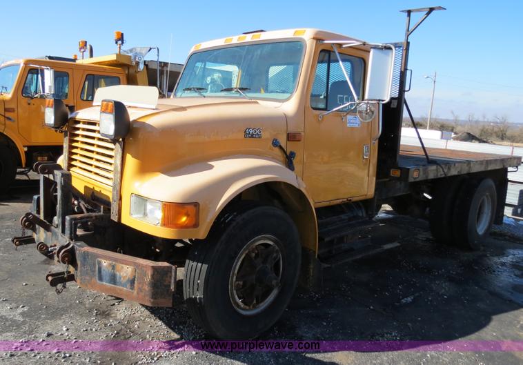 image for item F4347 1996 International 4900 flatbed truck