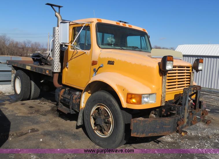 image for item F4347 1996 International 4900 flatbed truck
