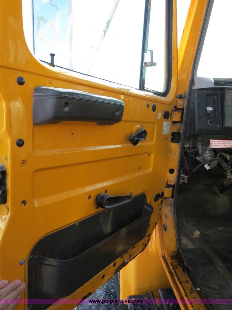 image for item F4347 1996 International 4900 flatbed truck