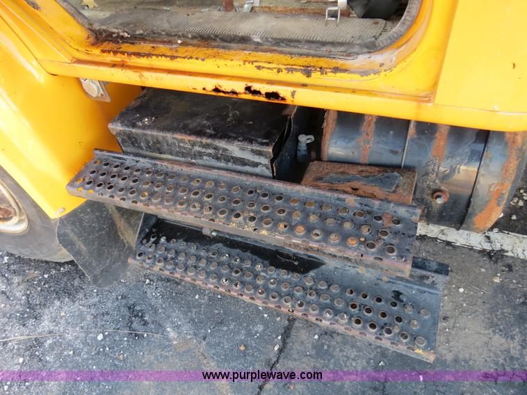 image for item F4347 1996 International 4900 flatbed truck